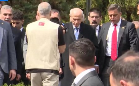 Bahçeli'den İki Ay Sonra İlk Görüntü: Türkeş'in Kabrini Ziyaret Etti, Genel Merkeze Geçti