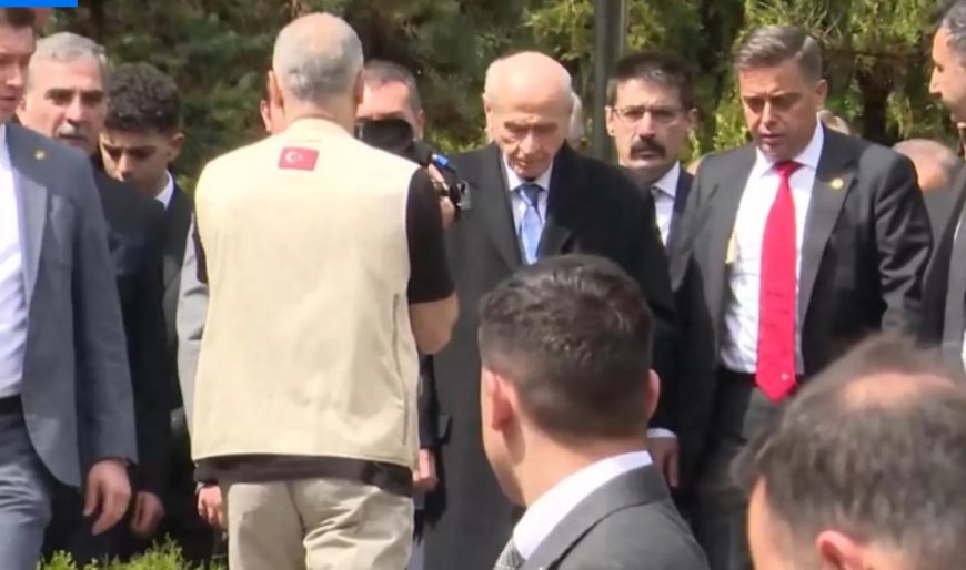 Bahçeli'den İki Ay Sonra İlk Görüntü: Türkeş'in Kabrini Ziyaret Etti, Genel Merkeze Geçti
