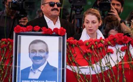 Sırrı Süreyya’nın Ardından: Şaka Gibi Bir Hayat, Gerçek Gibi Bir Vedâ