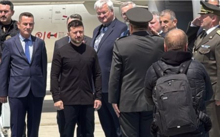 Zelenskiy'den Sert Mesaj: Rus Heyeti Konu Mankeni Gibi