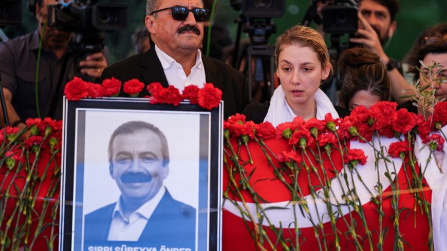 Sırrı Süreyya’nın Ardından: Şaka Gibi Bir Hayat, Gerçek Gibi Bir Vedâ