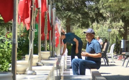 Arife Gününde Şehitliklerde Duygulandıran Yoğunluk