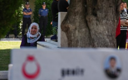 İzmir’de Arife Günü Şehitliklerde Gözyaşı ve Dua