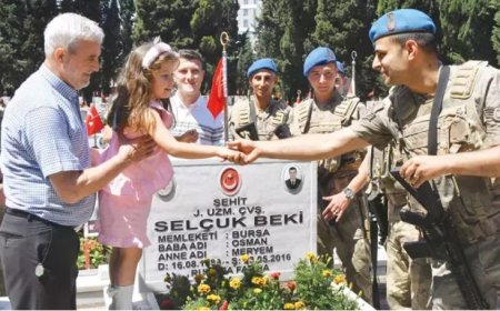 Edirnekapı Şehitliği’nde Bayram Arifesinde Hüzün ve Vefa