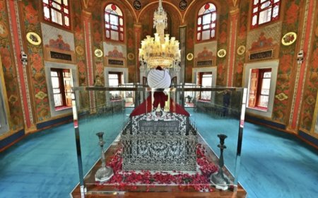 Bursa’daki Padişah Türbelerinde Neden Ayakkabılarla Dolaşılabiliyor?