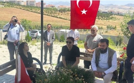 Kaymakam Dilekli’den Duygusal Veda: Şehit Ataş’ın Mezarı Başında Helallik Aldı