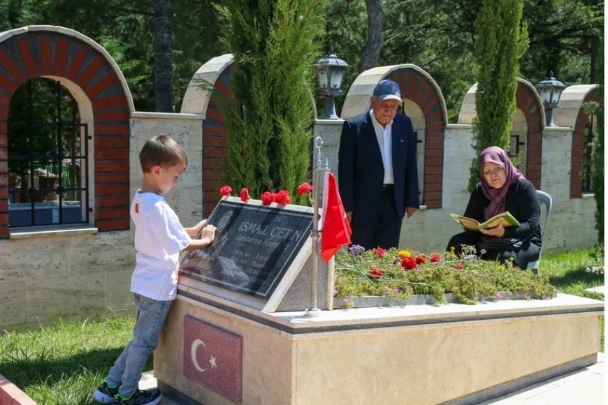 Acılı Bayram Arifesinde Şehitliklere Duygusal Ziyaret