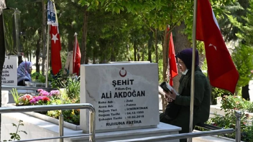 İzmir’de Bayram Sabahı Şehitlikte Hüzün ve Asalet Buluştu