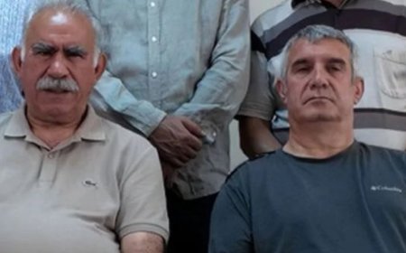 Öcalan’ın Solundaki İsim Serbest: Veysi Aktaş 31 Yıl Sonra Tahliye Edildi