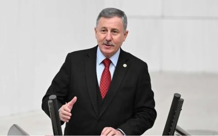 Selçuk Özdağ: Sağ Siyasette Yeni Bir Lider mi Yükseliyor?