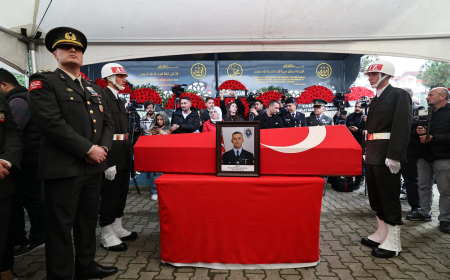 Sakaryalı şehit Akın Karakuş son yolculuğuna uğurlandı: Eşi askeri kıyafetle vedalaştı