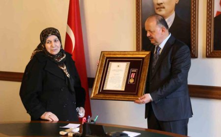 Kastamonu'da Şehit Annesi ve Gaziye Devlet Övünç Madalyası Tevcih Edildi
