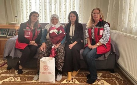 Öğretmenler Günü'nde Şehit Bayram Yeşil'in annesine anlamlı ziyaret