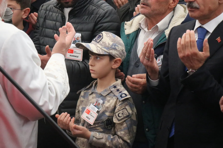 Sakaryalı şehit Akın Karakuş son yolculuğuna uğurlandı: Eşi askeri kıyafetle vedalaştı
