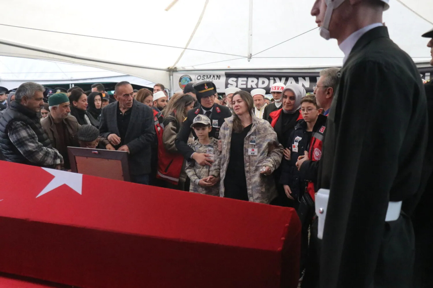 Sakaryalı şehit Akın Karakuş son yolculuğuna uğurlandı: Eşi askeri kıyafetle vedalaştı