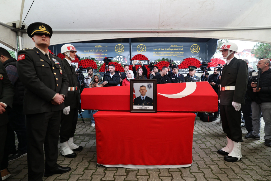 Sakaryalı şehit Akın Karakuş son yolculuğuna uğurlandı: Eşi askeri kıyafetle vedalaştı