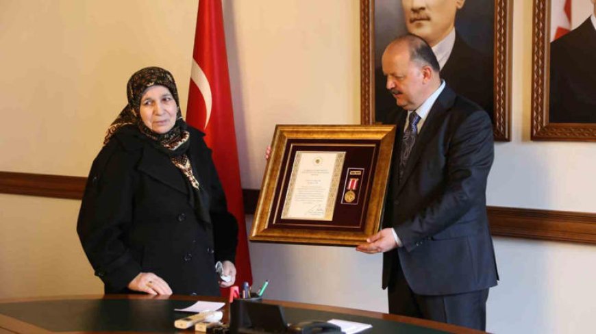 Kastamonu'da Şehit Annesi ve Gaziye Devlet Övünç Madalyası Tevcih Edildi