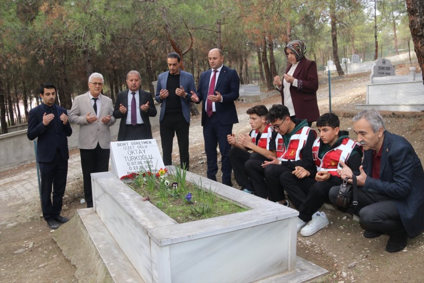 Van depreminde şehit olan öğretmen Oktay Türkoğlu mezarı başında anıldı