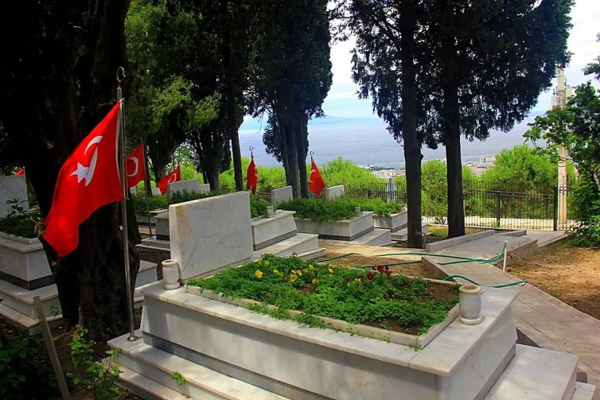 Şehit aileleri sizin siyasi dekorunuz ve konu mankeniniz değildir!