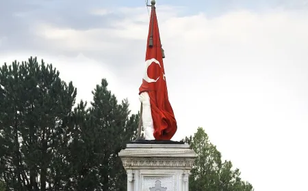 Hainlerin Ortak Özelliği: İlk Fırsatta Türk Bayrağını İndirmek!