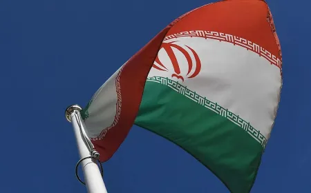 İran'ın Bandar Abbas kentinde patlama: Sekiz katlı bina çöktü