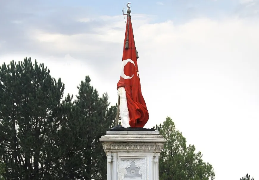 Hainlerin Ortak Özelliği: İlk Fırsatta Türk Bayrağını İndirmek!