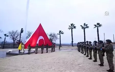 Nusaybin-Kamışlı sınır hattında dev Türk bayrağı dalgalanıyor