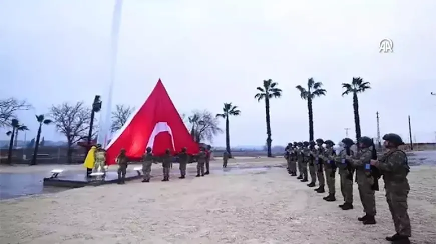 Nusaybin-Kamışlı sınır hattında dev Türk bayrağı dalgalanıyor