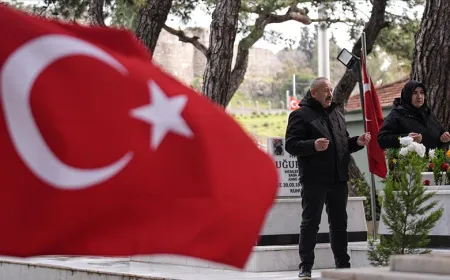 Şehitliklerde hüzünlü bayram: Aileler kabristanlara akın etti