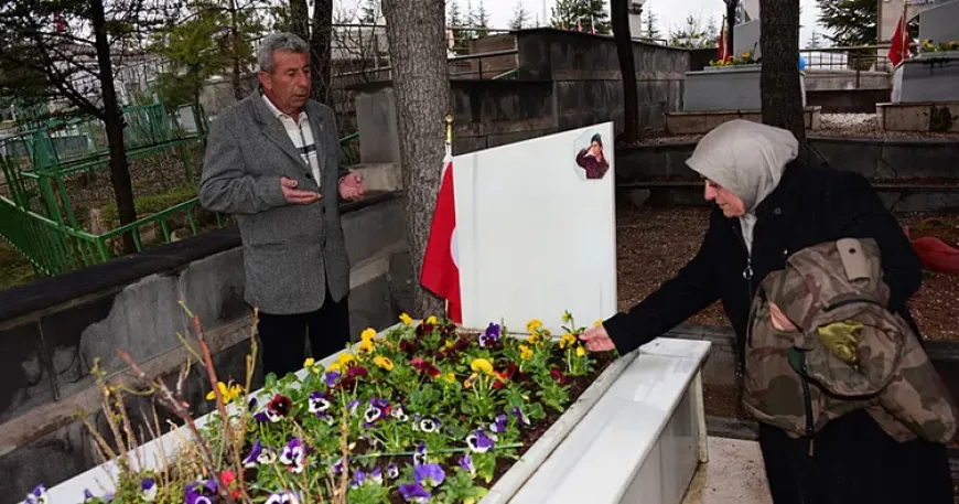 Şehit annesi kızının üniformasıyla 10. bayramı şehitlikte karşıladı