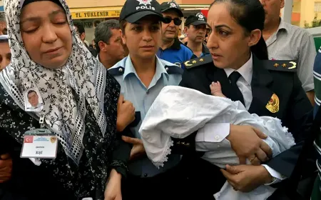 Şehit polis Murat Savaş Kale'nin oğlundan duygulandıran plaket