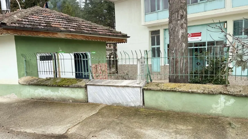 Isparta'da cami duvarıyla bütünleşen 800 yıllık şehit kabri
