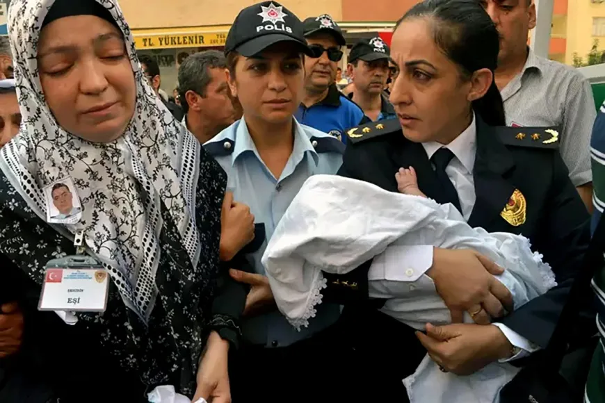 Şehit polis Murat Savaş Kale'nin oğlundan duygulandıran plaket