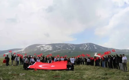 Erzurum’da gençler Allahuekber şehitleri için 6 km yürüdü