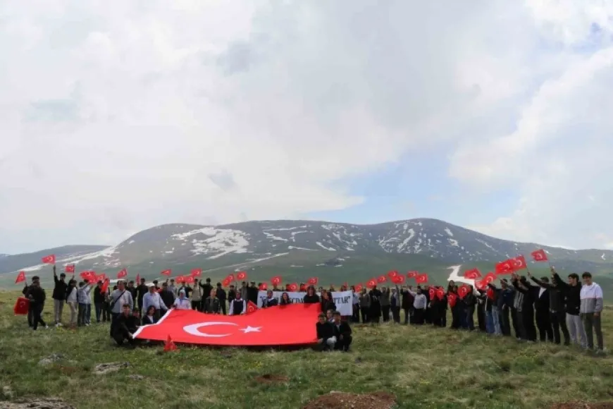 Erzurum’da gençler Allahuekber şehitleri için 6 km yürüdü