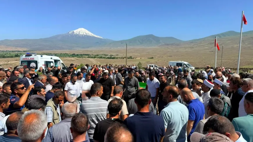 İki şehit babası Ahmet Akdeniz, Iğdır’da son yolculuğuna uğurlandı