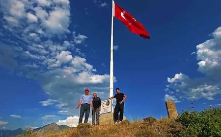 Şehit öğretmen Neşe Alten’in adı Erzurum’da dev bayrakla yaşatıldı