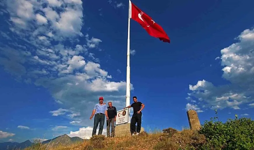 Şehit öğretmen Neşe Alten’in adı Erzurum’da dev bayrakla yaşatıldı