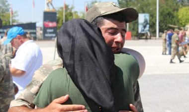 Asker bir anda gözyaşlarına boğuldu: "Üzülme, ben de annenim"