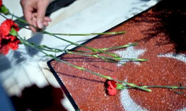 Bayram öncesi şehitliklere ziyaret  Kaynak Yeniçağ: Bayram öncesi şehitliklere ziyaret