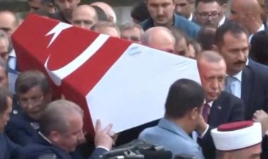 Profesörün tabutunu Erdoğan ile Davutoğlu omuzladı
