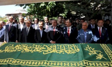 AYM Başkanından annesine son görev