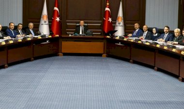 AKP MYK toplantısında beklenen karar geldi ve eski Başbakan Ahmet Davutoğlu dahil 4 isim partiden ihraç edildi.