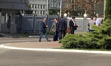 Zelenskiy Ukraynalı siyasi tutsakları karşılamak üzere havaalanına geldi.
