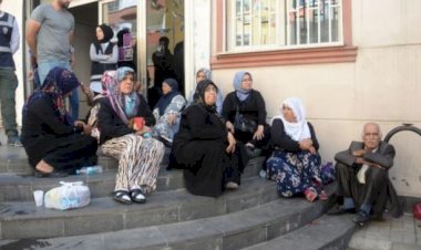 PKK'nın kaçırdığı polis ve askerlerin anneleri de nöbette!