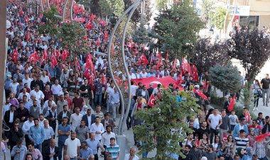 Teröre tepki büyüyor: Bayrakları alıp sokağa çıktılar