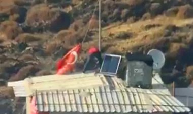 Eşyalarından önce çatıdaki Türk bayrağını kurtardı