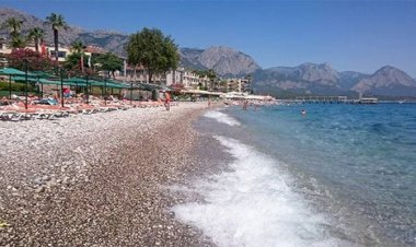 ''Kemer'de turistler denize girecek alan bulamaz hale geldi''
