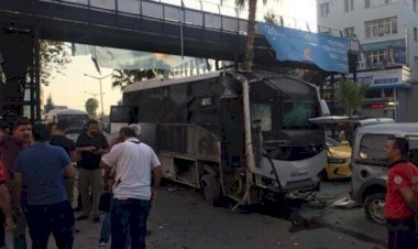 Adana'da zırhlı polis servis aracına bombalı saldırı