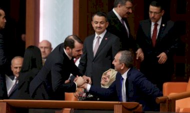 TBMM'de dikkat çeken kare! Berat Albayrak ile Abdulhamit Gül...